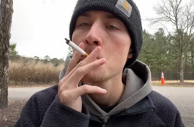 Лечение зависимости от табакокурения в Агрызе Мужчина с сигаретой делает затяжку